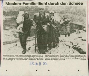 Moslem-Familie flieht durch den Schnee  - nosilna