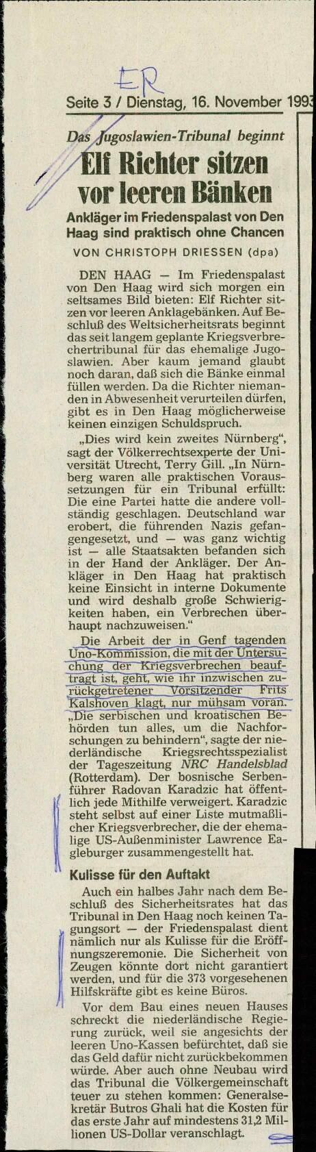 Elf Richter sitzen vor leeren Bänken